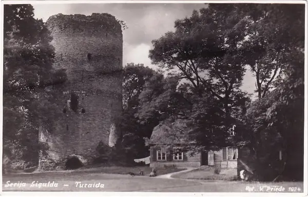 Turaidas viduslaiku pils sarkano ķieģeļu mūri un tornis