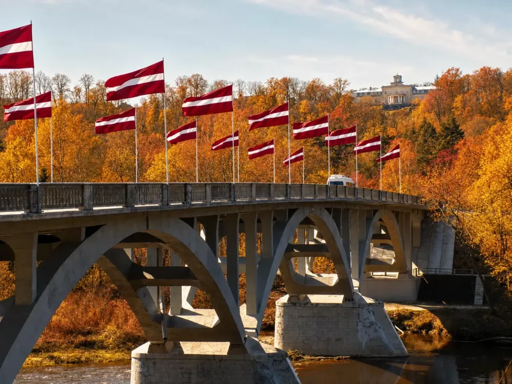 Gaujas tilts Siguldā ar Latvijas karogiem rudens ainavā